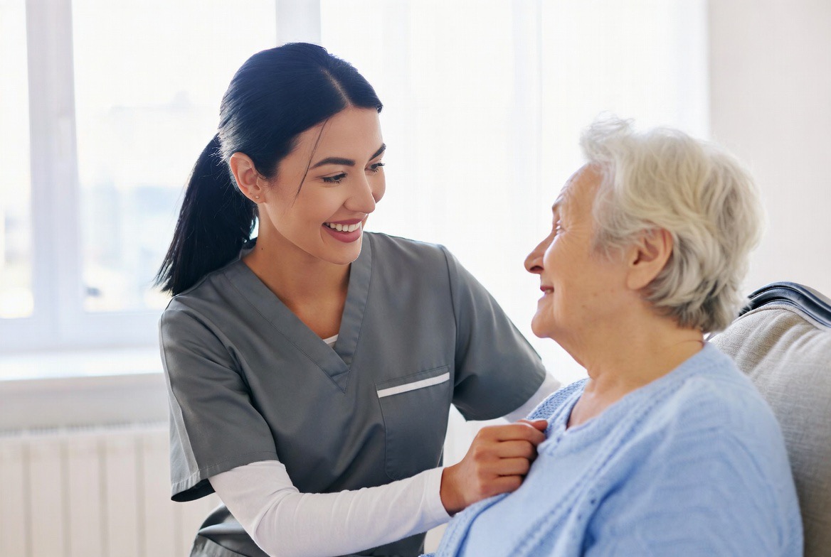 Pflegekraft mit Patientin